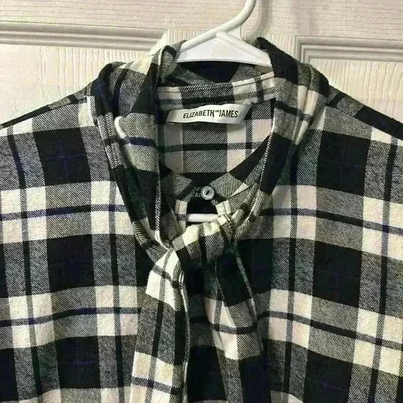 ELIZABETH AND JAMES Large Black & White Plaid Flannel Long-Sleeved Blouse - Picture 4 of 7